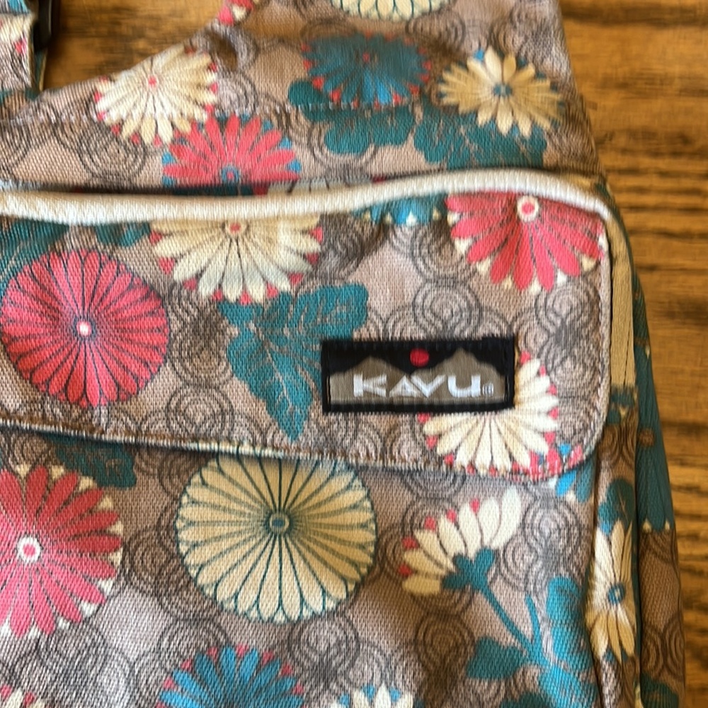Kavu Cross Body Purse Floral-perfect preowned condion. Lots of room.